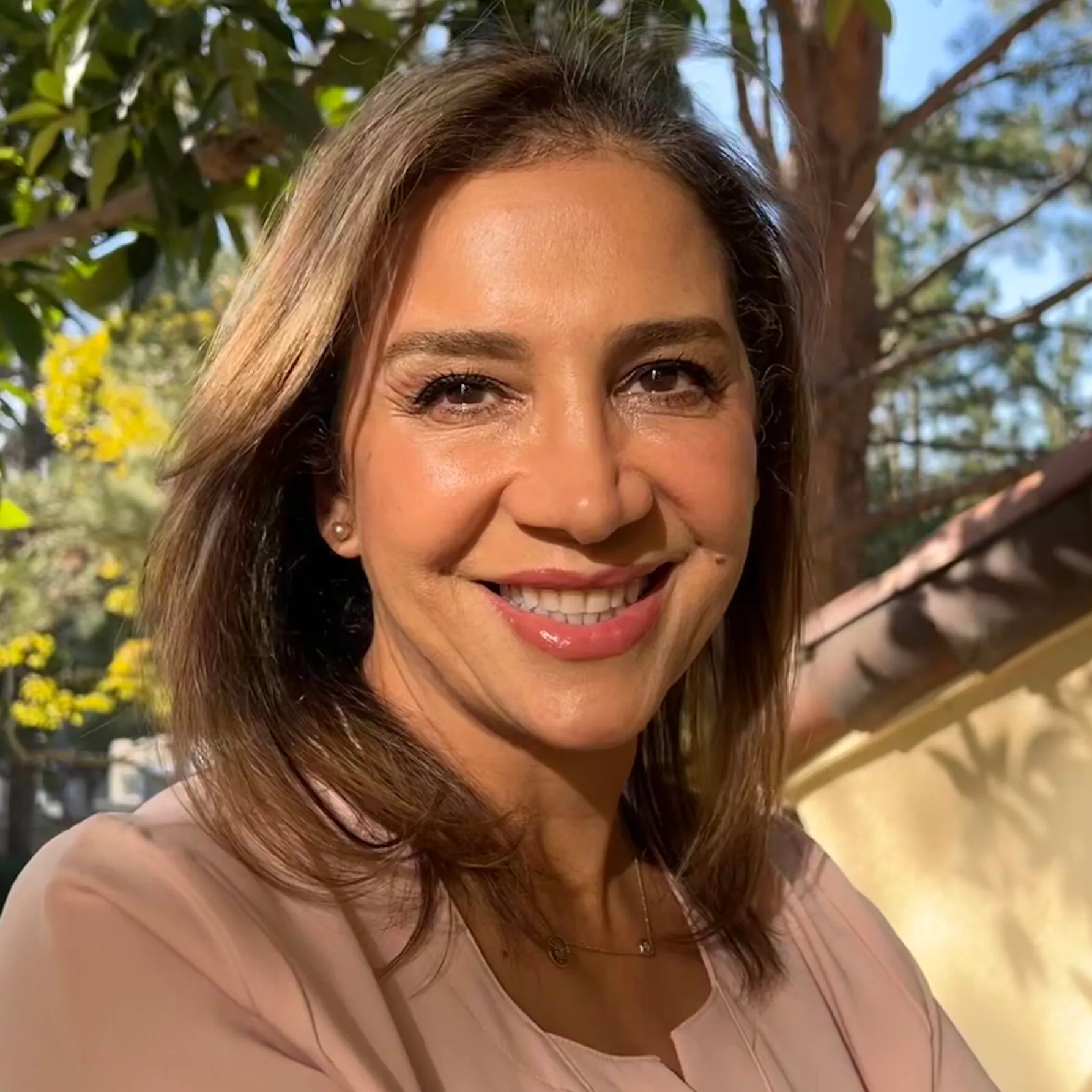 Portrait of Dr. Mandana Semnani, MD, family medicine physician and surgeon serving Yuma, Los Angeles, and Newport Beach